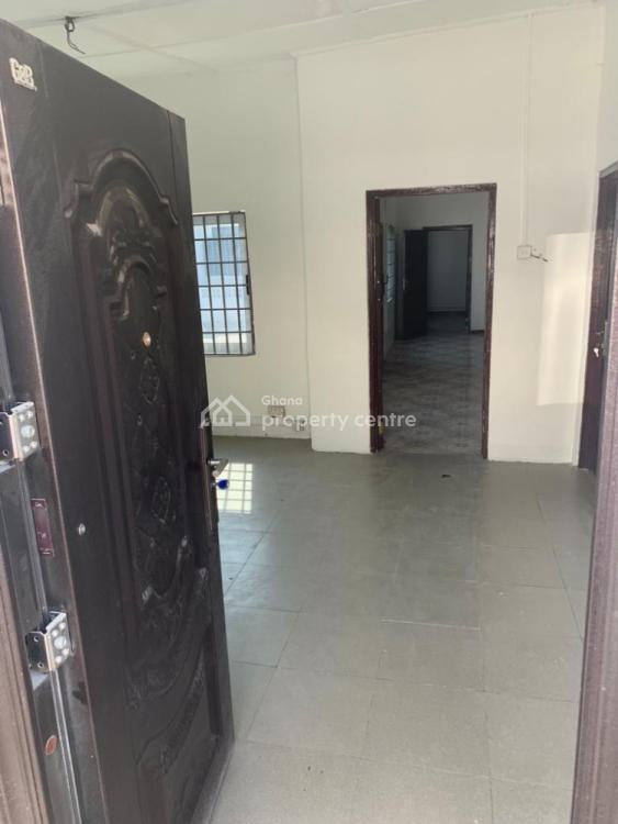 4 Room Commercial Property with a Kitchen & Washroom, Asylum Down, Accra, Commercial Property for Rent