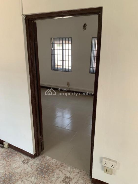 4 Room Commercial Property with a Kitchen & Washroom, Asylum Down, Accra, Commercial Property for Rent