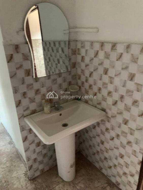 4 Room Commercial Property with a Kitchen & Washroom, Asylum Down, Accra, Commercial Property for Rent