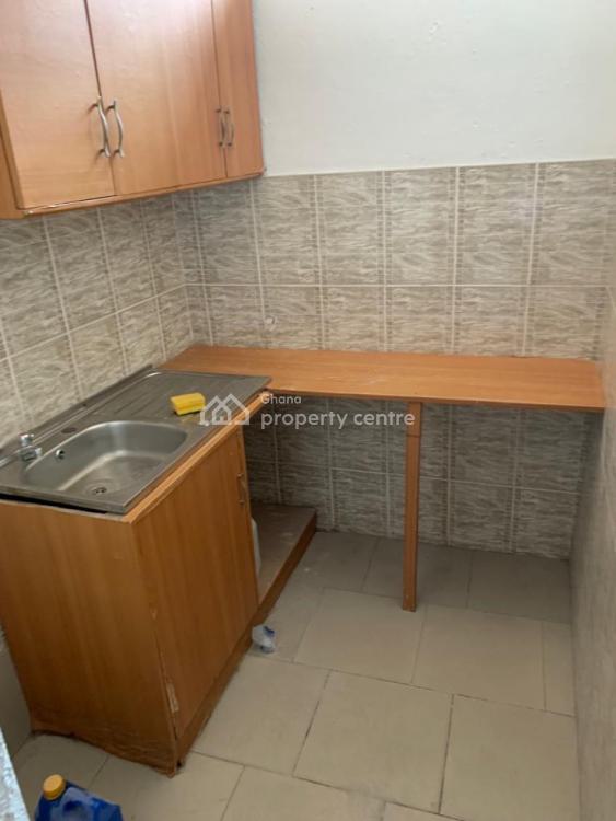 4 Room Commercial Property with a Kitchen & Washroom, Asylum Down, Accra, Commercial Property for Rent