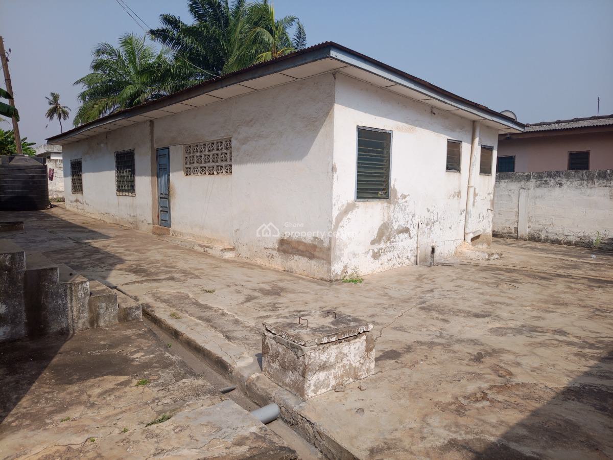 Commercial 8 Bedroom with Storey with 4 Bedroom Outhouse, Darkuman Christ Ebenezer Area, Accra Metropolitan, Accra, House for Rent