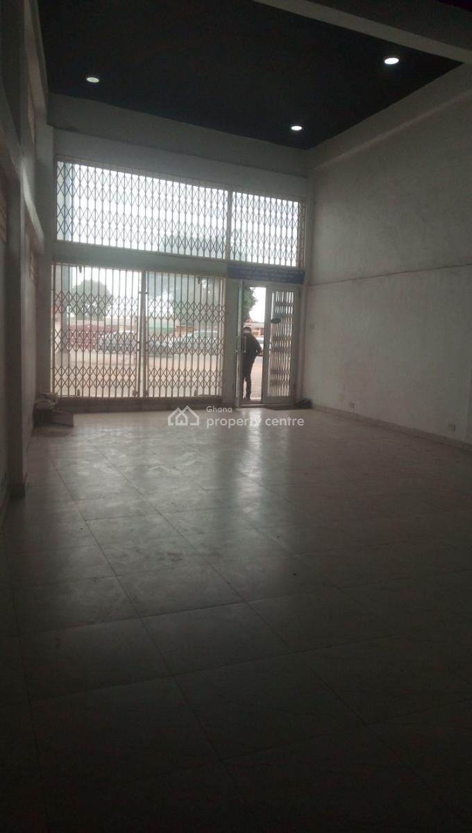 Showroom/warehouse in a Prime Location Facing The Main Road, Spintex, Accra, Warehouse for Rent