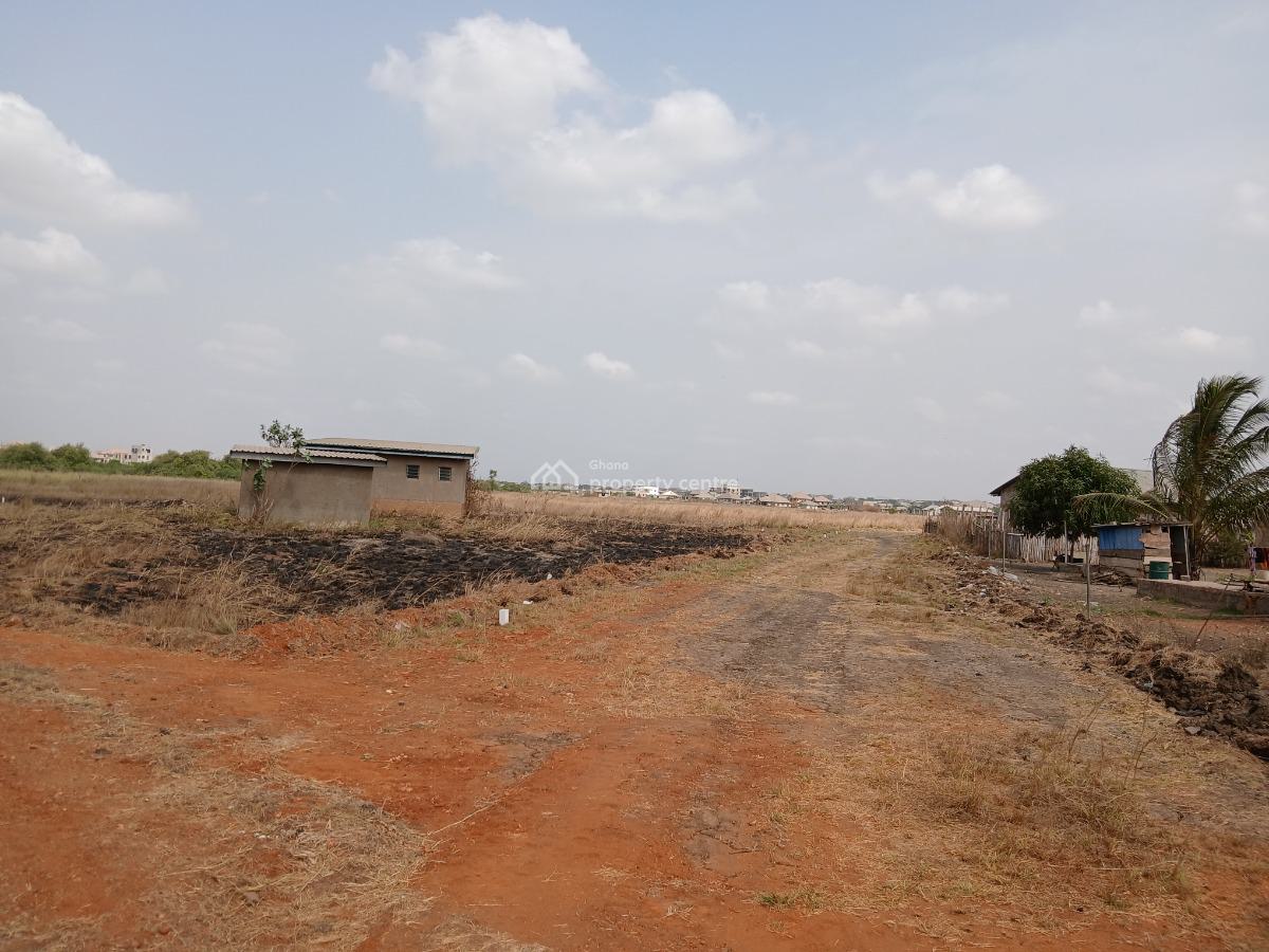 New on Market !!!! Developed Residence Half Plot - Tema Community 25, Community 25 Mall, Tema, Accra, Mixed-use Land for Sale