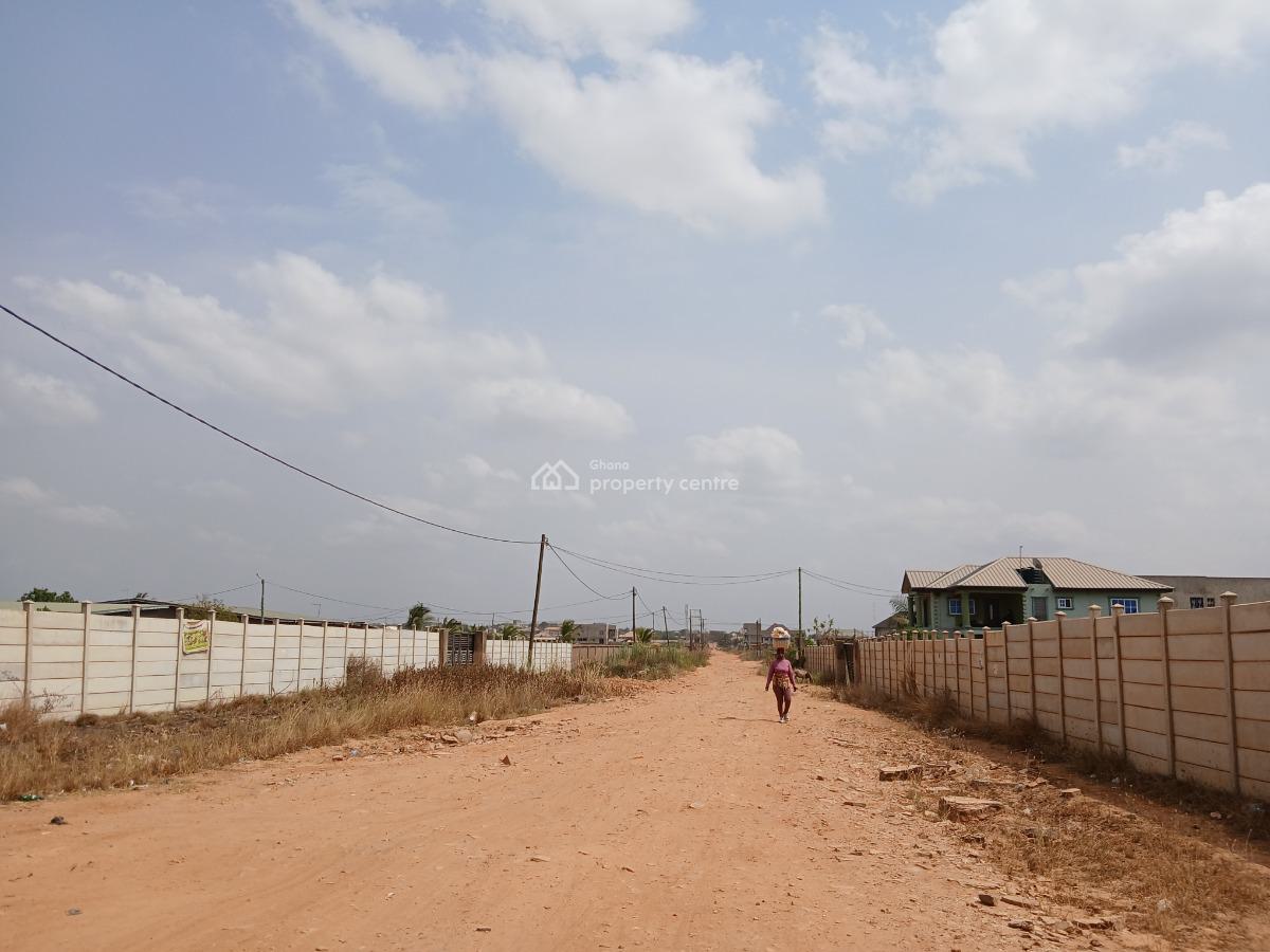 New on Market !!!! Developed Residence Half Plot - Tema Community 25, Community 25 Mall, Tema, Accra, Mixed-use Land for Sale