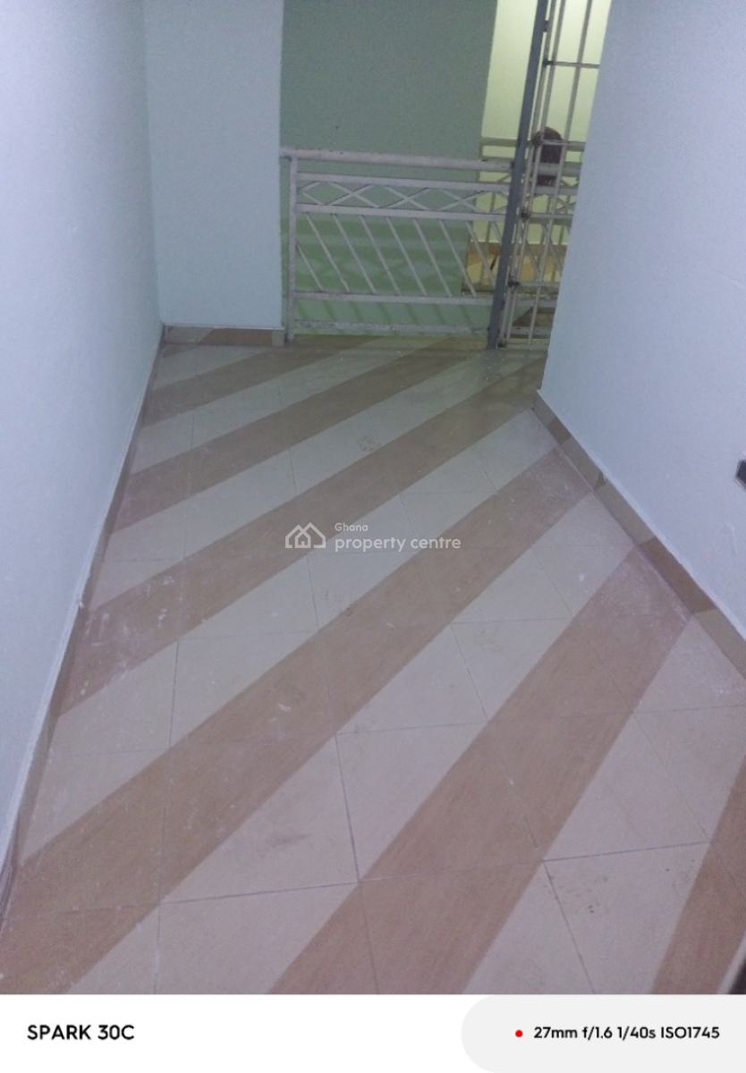 Chamber and Hall S/c Apartment, Bola Junction, La Nkwantanang Madina Municipal, Accra, Apartment for Rent