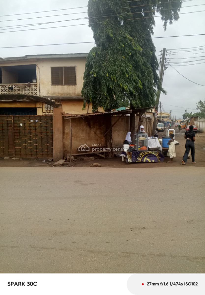 *9brm Renovatable Storey House on Tarred Road @ Darkuman, Accra.*, P & T Flats, Darkuman, Accra, House for Sale