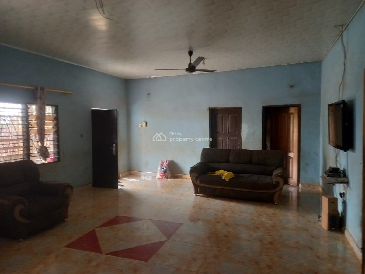 4 Bedrooms, Ofoase, Near Twedie. on Kwadaso Road., Kumasi Metropolitan, Ashanti, House for Sale