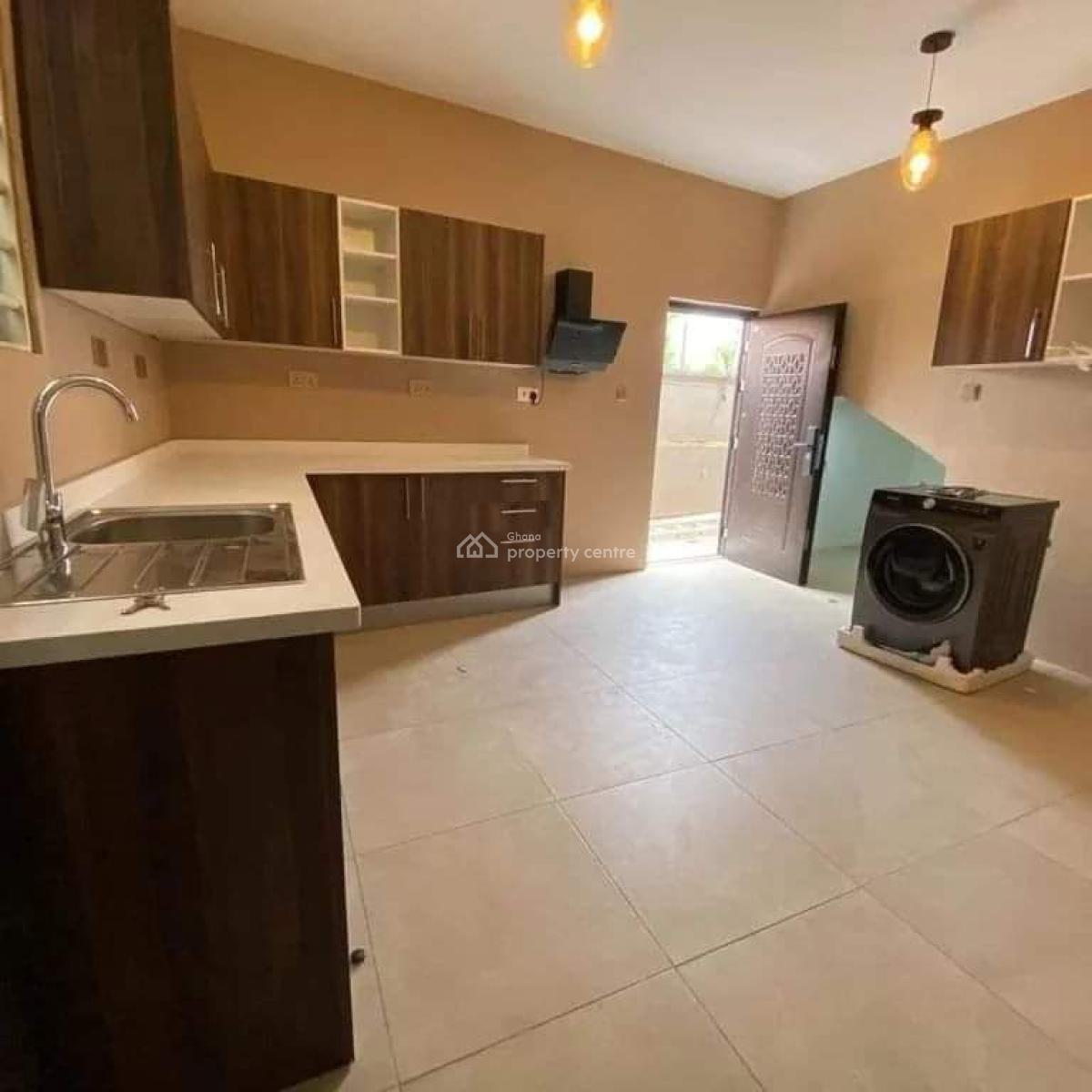 Executive 2-bedroom Smart Home @ Madina, La Nkwantanang Madina Municipal, Accra, Townhouse for Rent