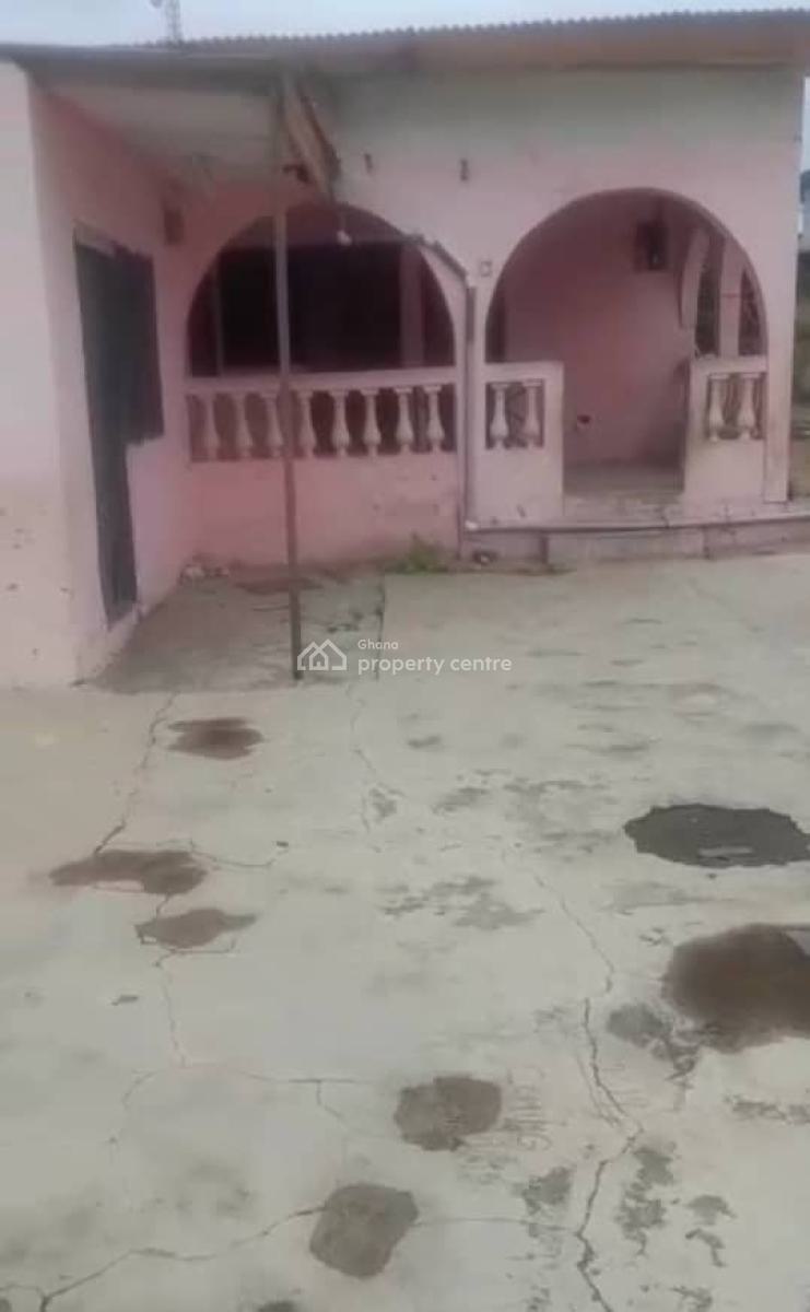 Registered Old 3 Bedroom House, Trotro Station, Darkuman, Accra, House for Sale