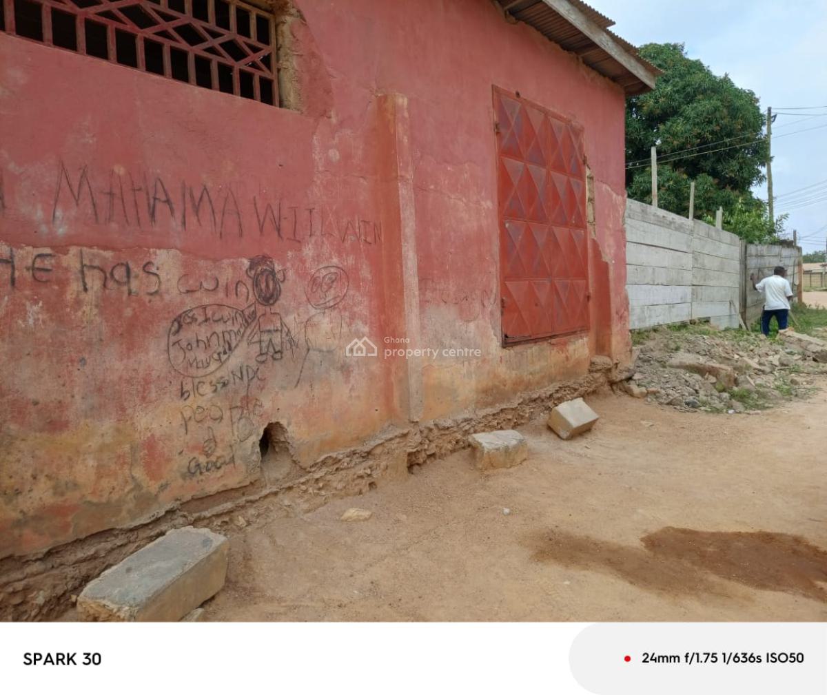*plot with Old Building @ Awoshie,  Accra*, Odorgonno Secondary School Area, Awoshie, Ga Central Municipal, Accra, House for Sale
