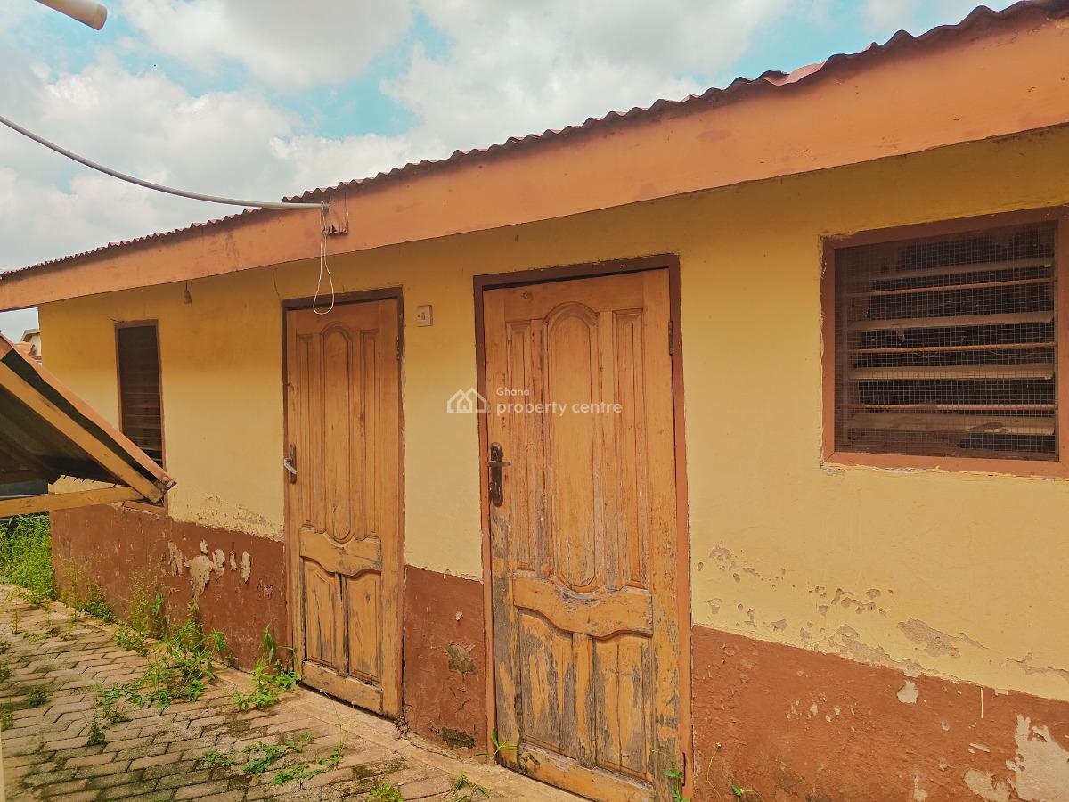 6 Bedrooms House at Kronum-abuohia, Kronum-abuohia, Kumasi Metropolitan, Ashanti, House for Sale