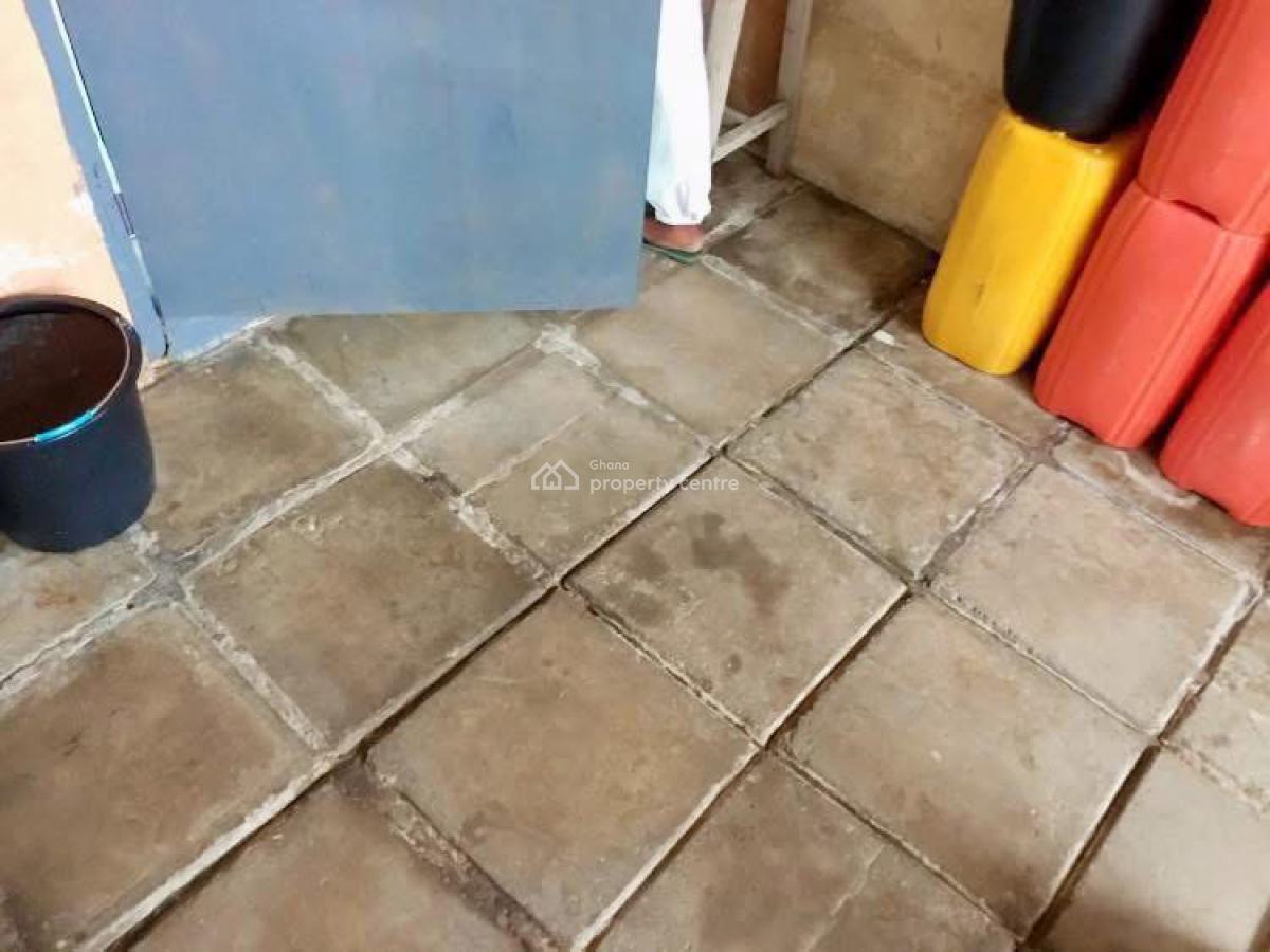 Single Room Shared Washroom, Oxford Street, Osu, Accra, Apartment for Rent