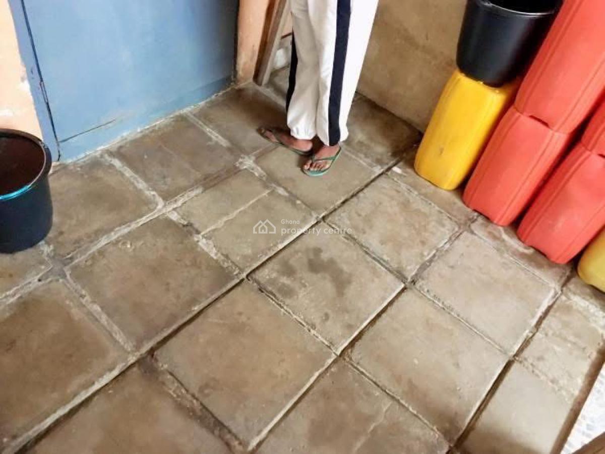 Single Room Shared Washroom, Oxford Street, Osu, Accra, Apartment for Rent