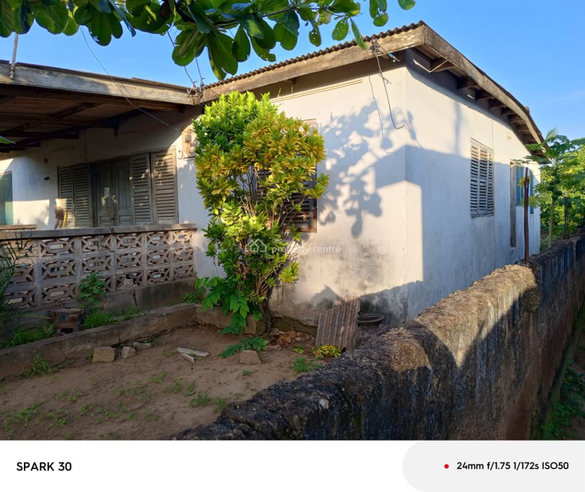 Old 4brm House on Spacious Land @ Nsakina Ablekuma  , Accra, Ablekuma Nsakina, Ga East Municipal, Accra, House for Sale
