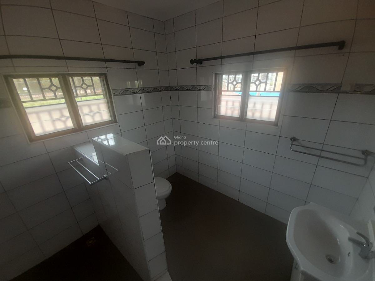 6 Bedroom House in a Gated Estate  with Solar Panels and 5 Ka Invertor, Lakeside Estates, Adenta Municipal, Accra, Detached Duplex for Sale