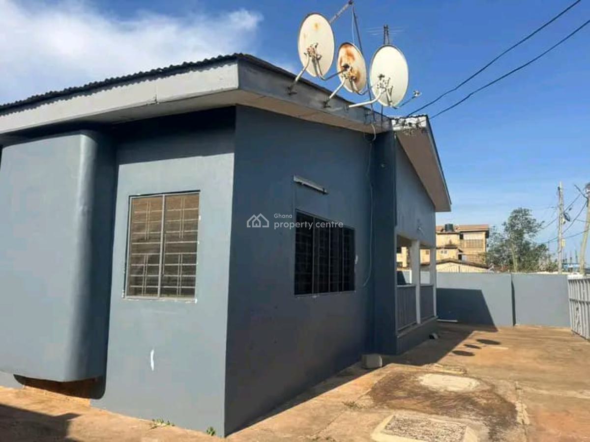 Decent 4-bedroom House, Tantra Hill, Ga West Municipal, Accra, House for Rent