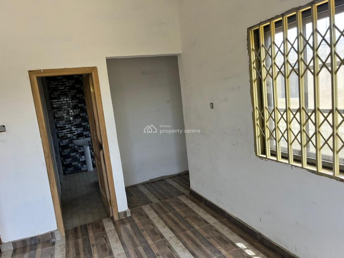 Commercial Property for Guest House/ Hostel, Trauma Hospital Road, Effutu Municipal, Central Region, Hotel / Guest House for Sale