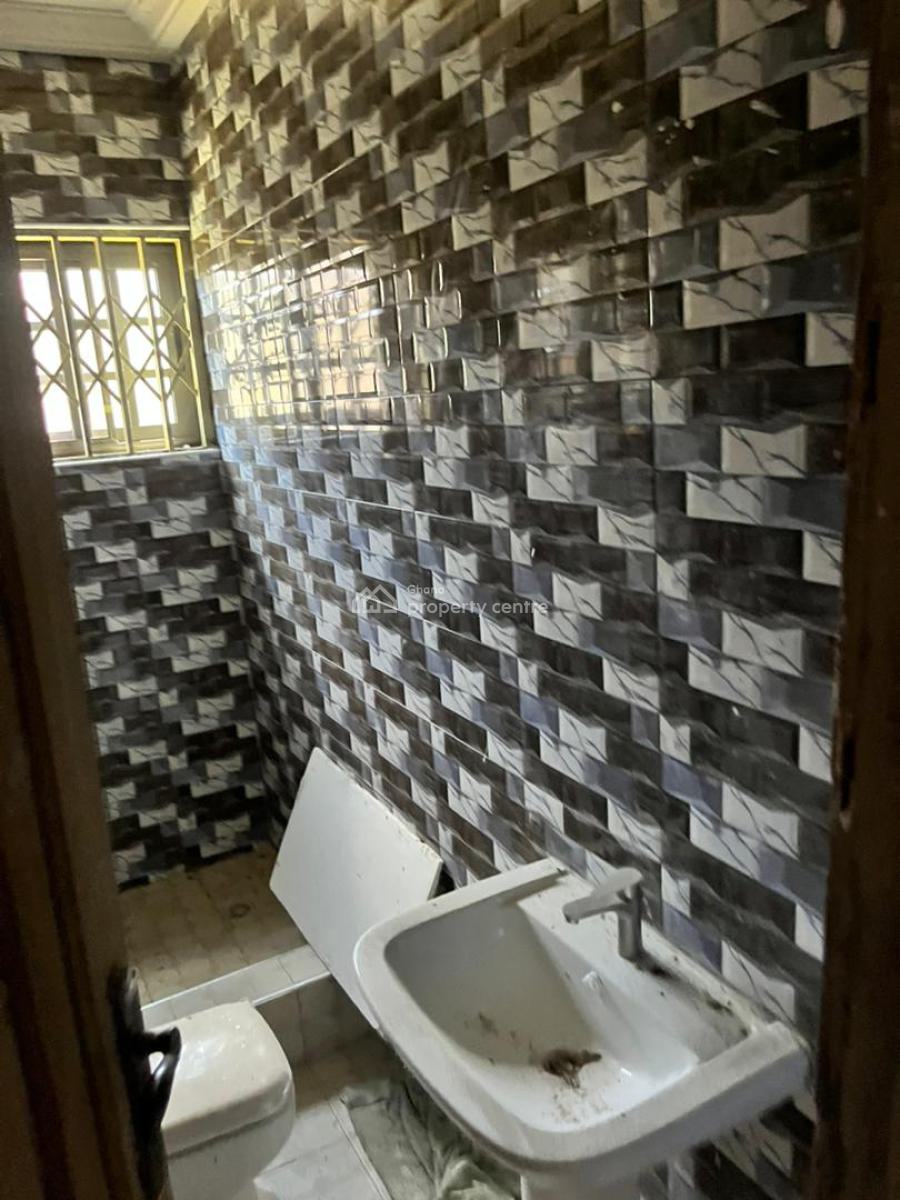 Commercial Property for Guest House/ Hostel, Trauma Hospital Road, Effutu Municipal, Central Region, Hotel / Guest House for Sale