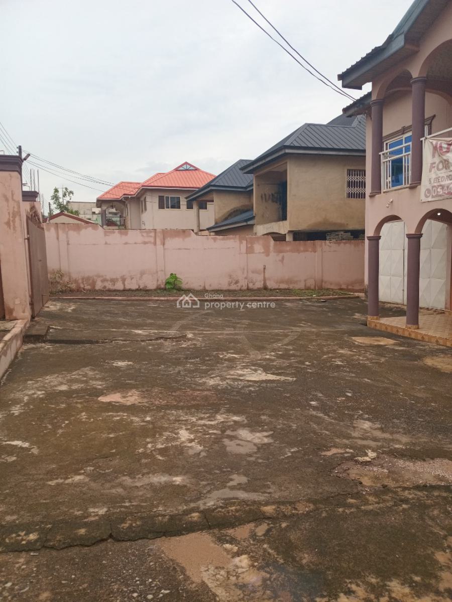 Fairly Used  5 Bedrooms with a Shop in Front, Kwabenya, Ga East Municipal, Accra, House for Sale