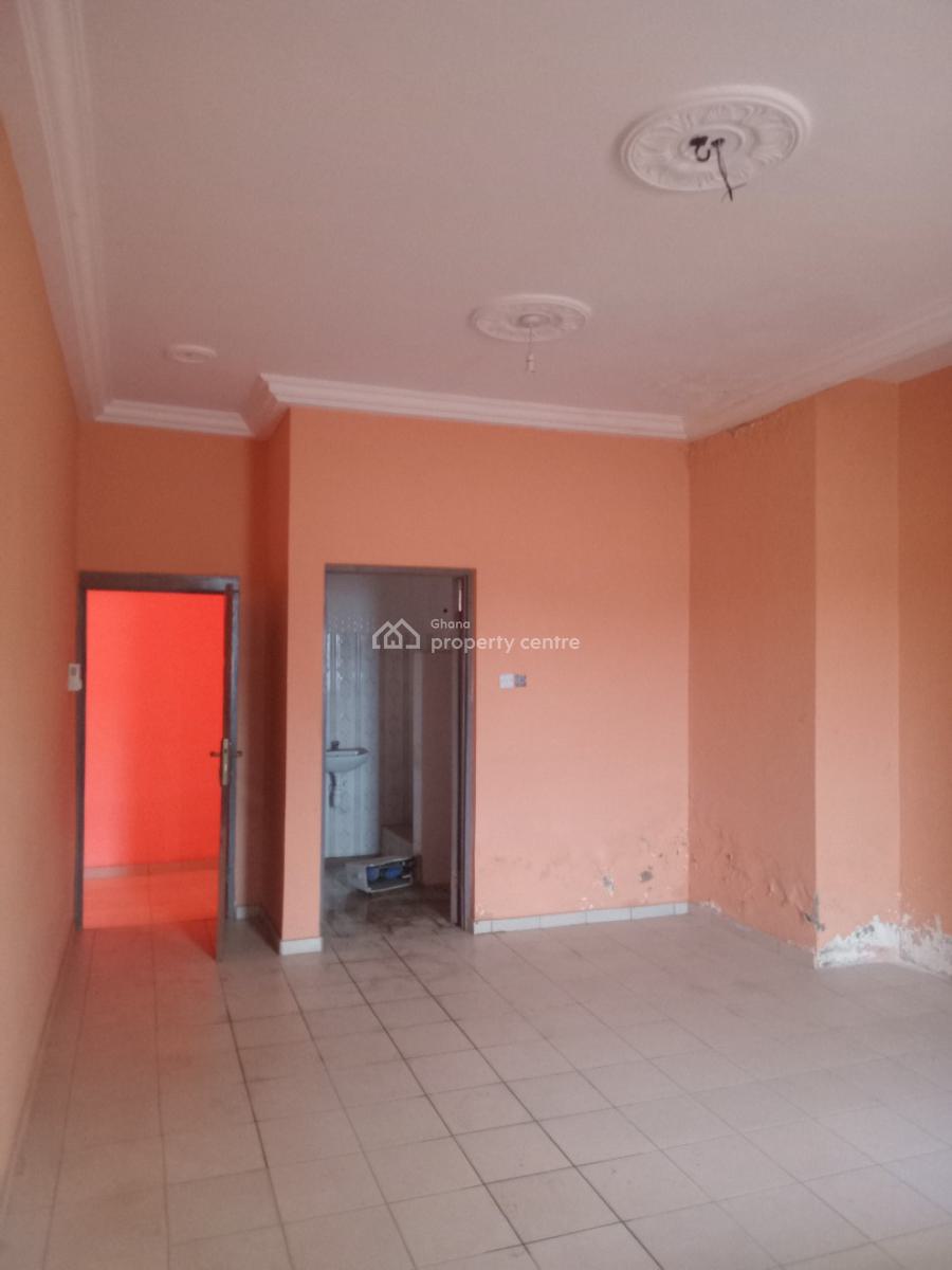 Fairly Used  5 Bedrooms with a Shop in Front, Kwabenya, Ga East Municipal, Accra, House for Sale