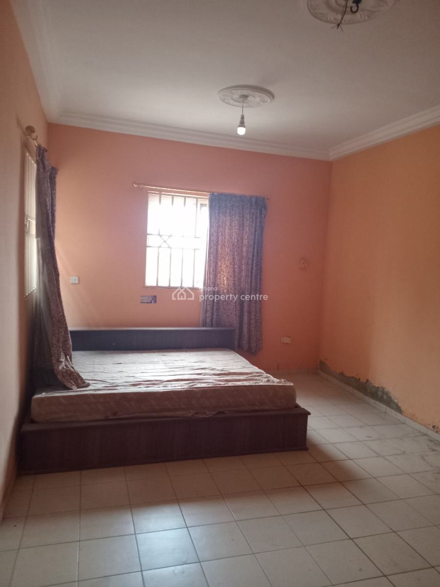 Fairly Used  5 Bedrooms with a Shop in Front, Kwabenya, Ga East Municipal, Accra, House for Sale
