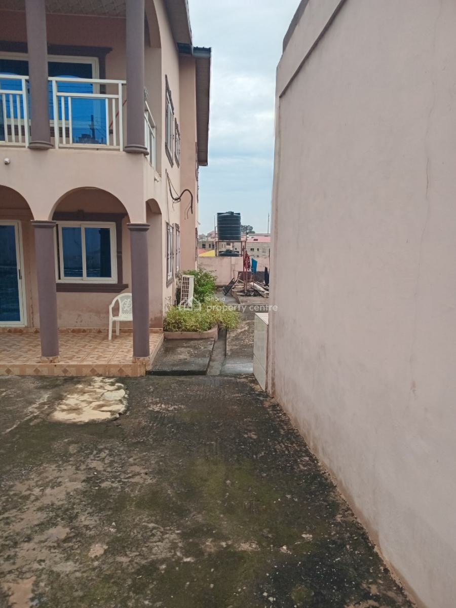 Fairly Used  5 Bedrooms with a Shop in Front, Kwabenya, Ga East Municipal, Accra, House for Sale