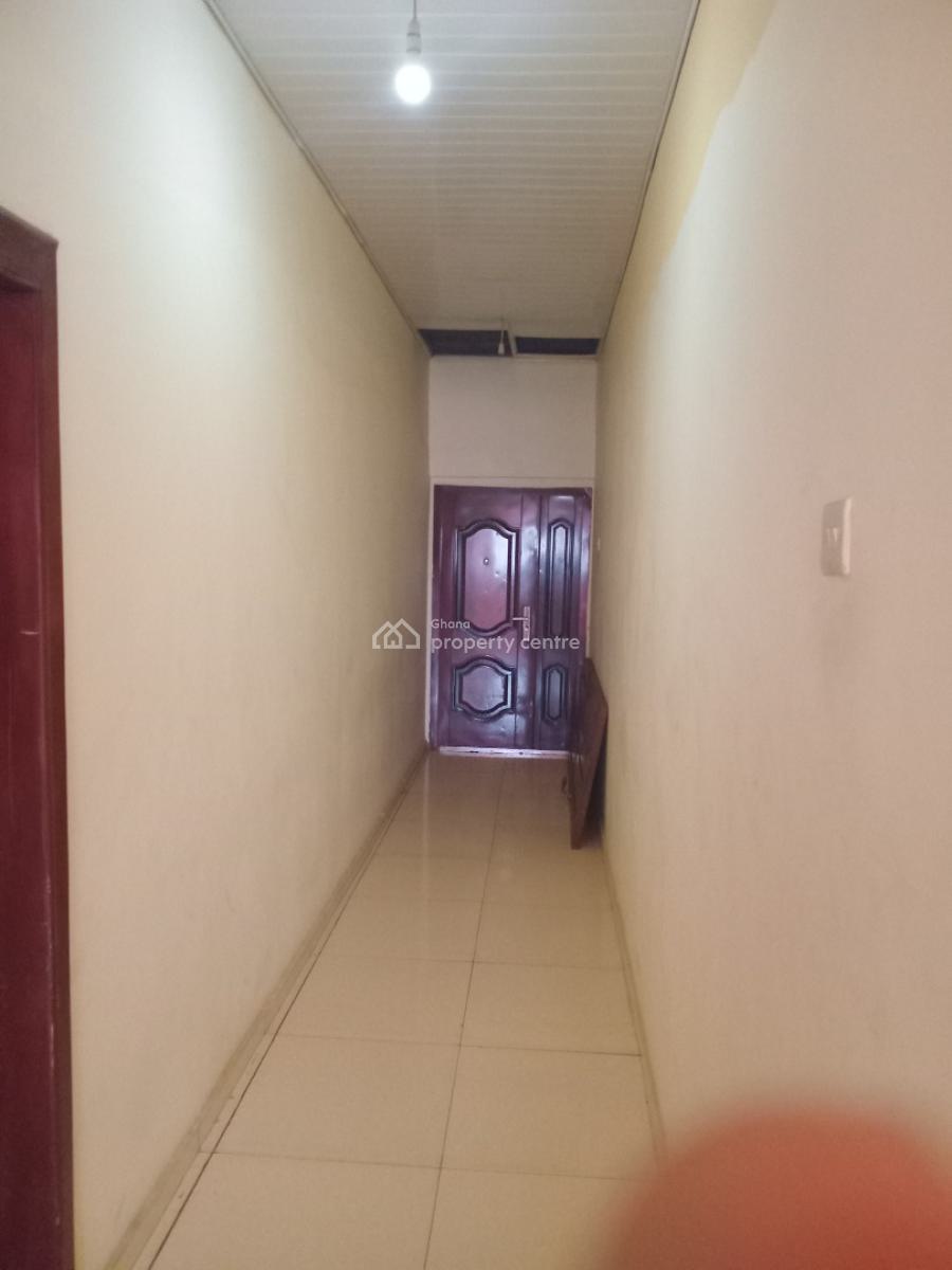 Fairly Used  5 Bedrooms with a Shop in Front, Kwabenya, Ga East Municipal, Accra, House for Sale