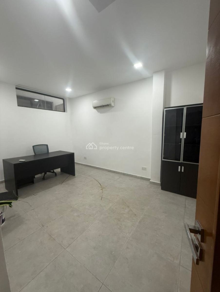 Executive  Semi-furnished 5 Bedroom, Cantonments, Accra, Townhouse for Rent