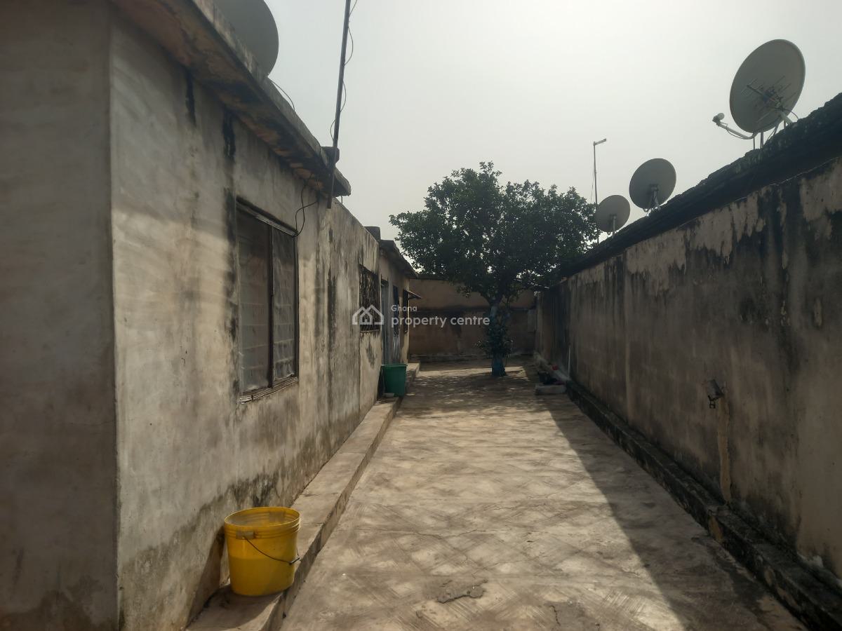 6 Bedrooms  (  Near Tafo Market), Tafo,near The Market., Kumasi Metropolitan, Ashanti, House for Sale