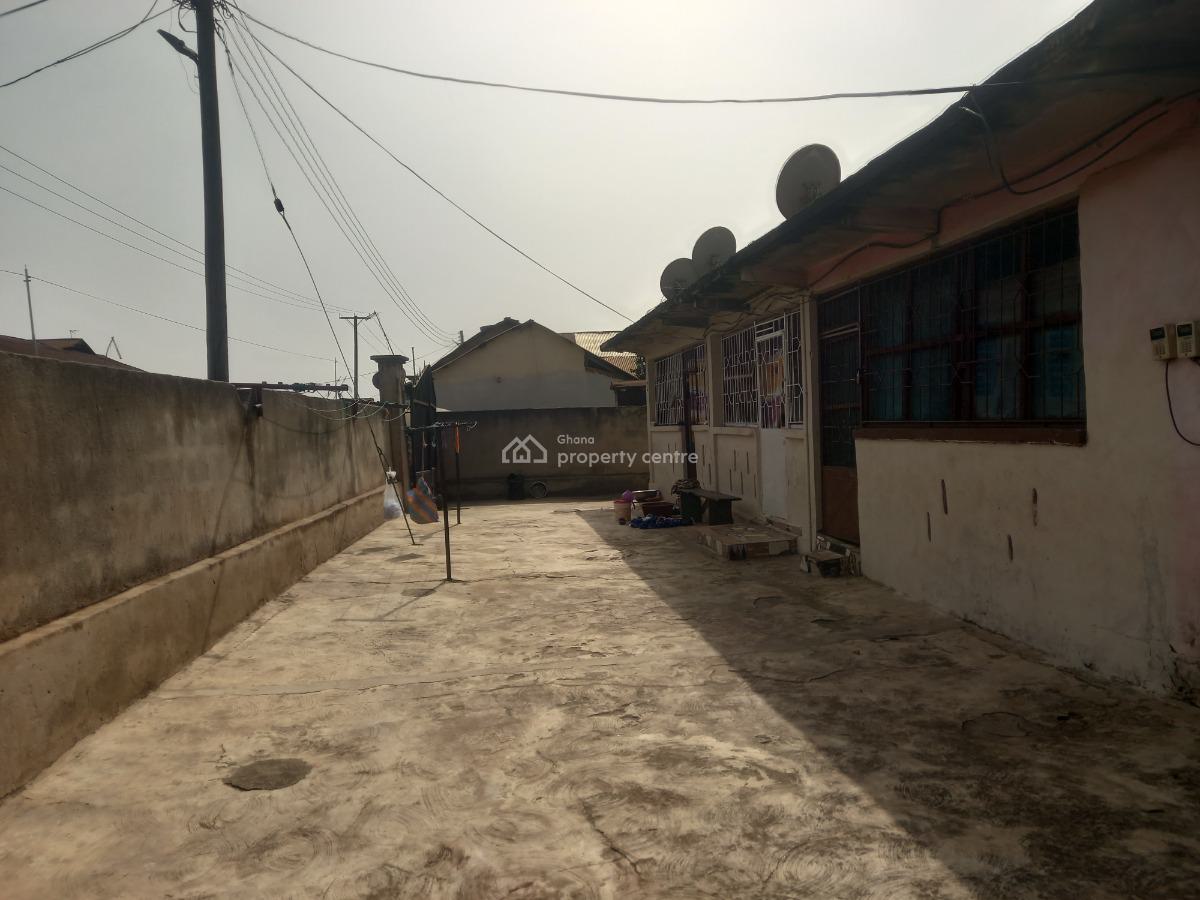 6 Bedrooms  (  Near Tafo Market), Tafo,near The Market., Kumasi Metropolitan, Ashanti, House for Sale