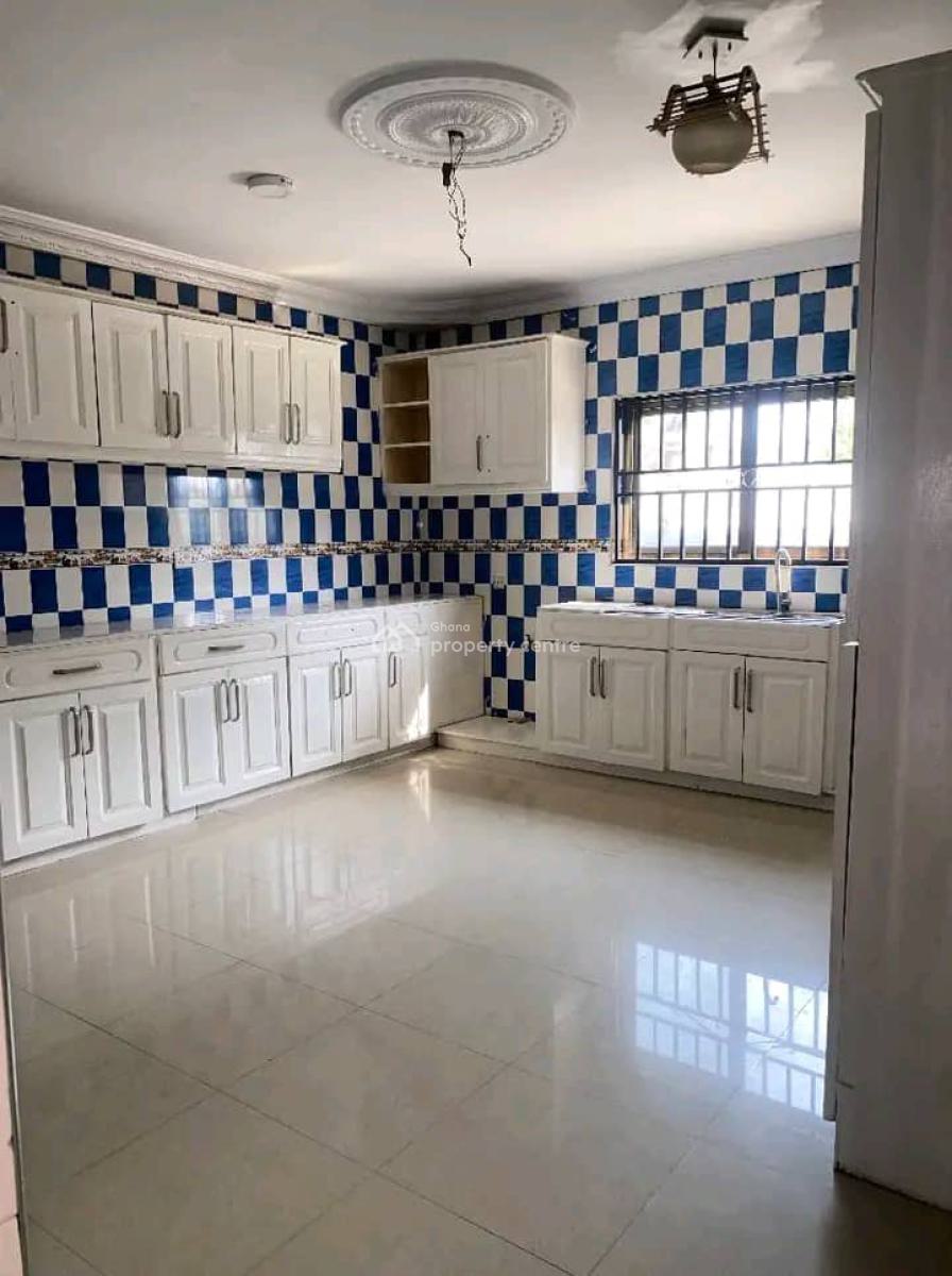 *4brm House @ Dansoman*, Roundabout Area, Dansoman, Accra, House for Sale
