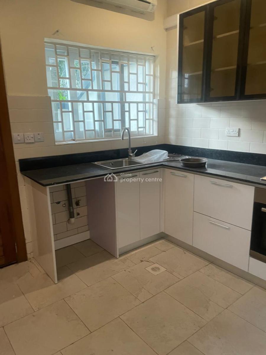 *4brm House @ Dansoman*, Roundabout Area, Dansoman, Accra, House for Sale