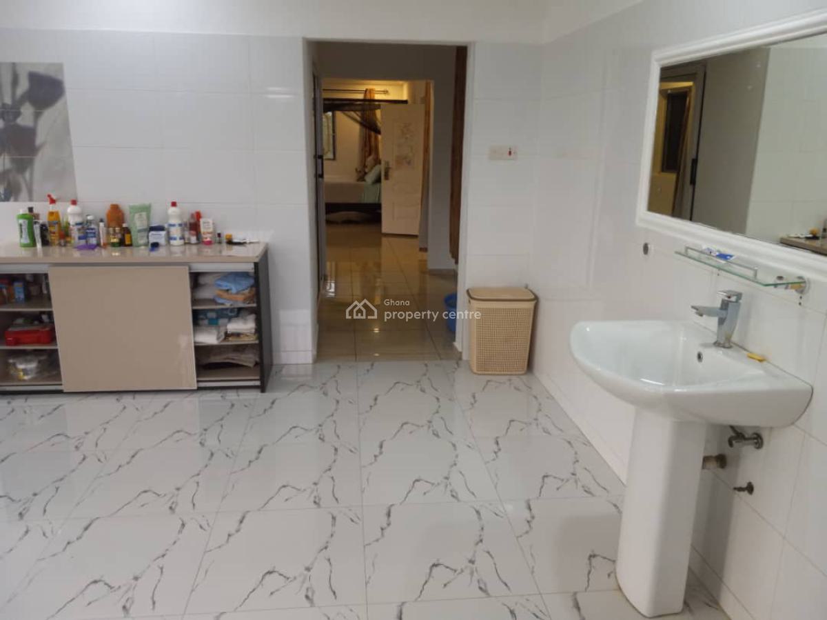 Executive 5 Bedrooms, Akuapim North, Eastern Region, House for Sale