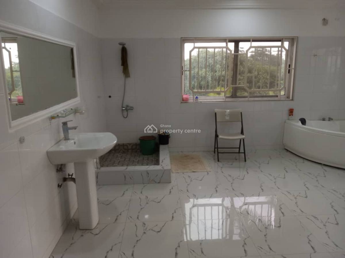 Executive 5 Bedrooms, Akuapim North, Eastern Region, House for Sale