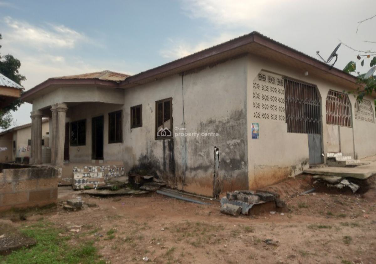 4 Bedrooms, Fumesua Okyerekrom,  on Tech Ejisu Road., Kumasi Metropolitan, Ashanti, House for Sale