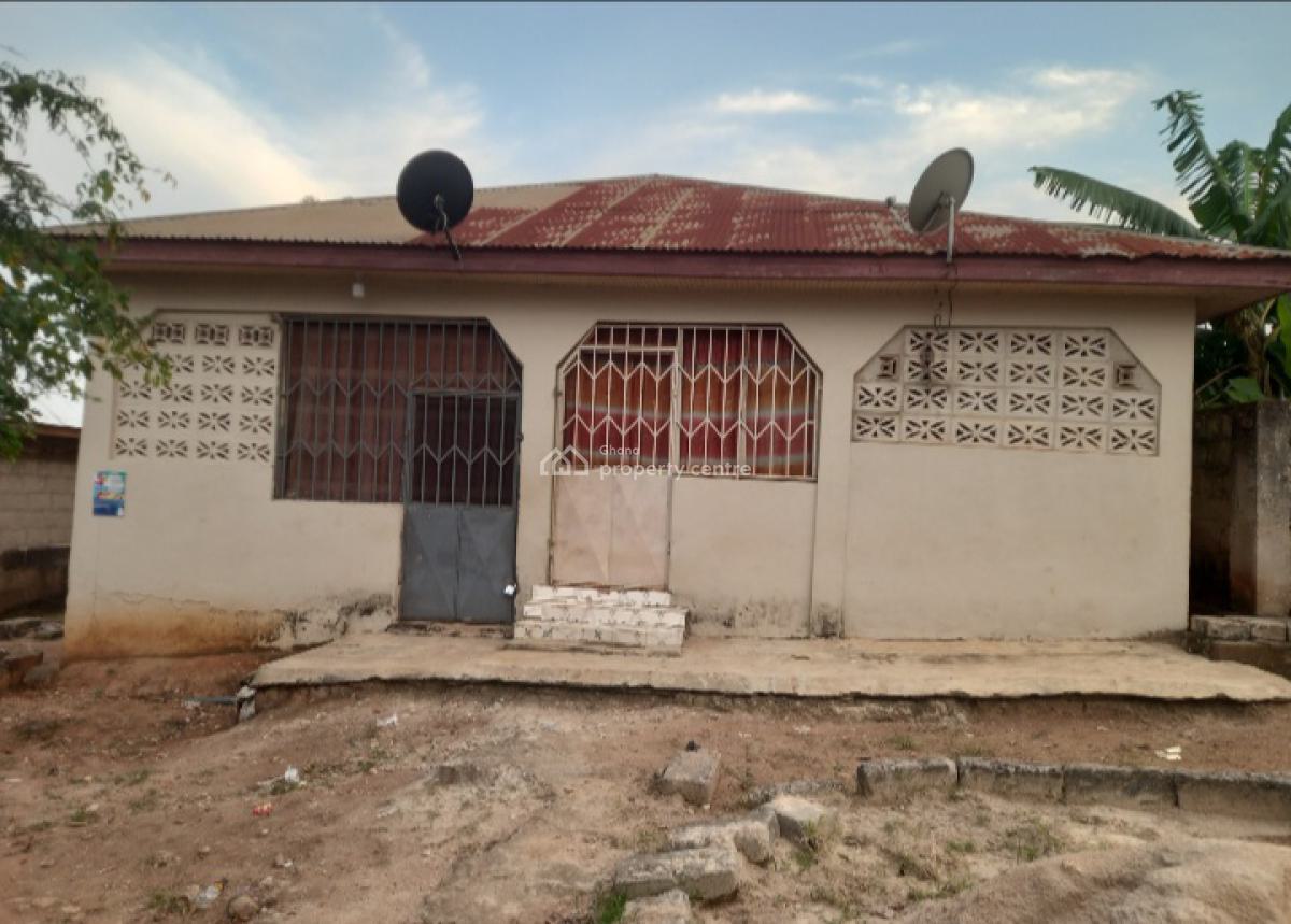 4 Bedrooms, Fumesua Okyerekrom,  on Tech Ejisu Road., Kumasi Metropolitan, Ashanti, House for Sale