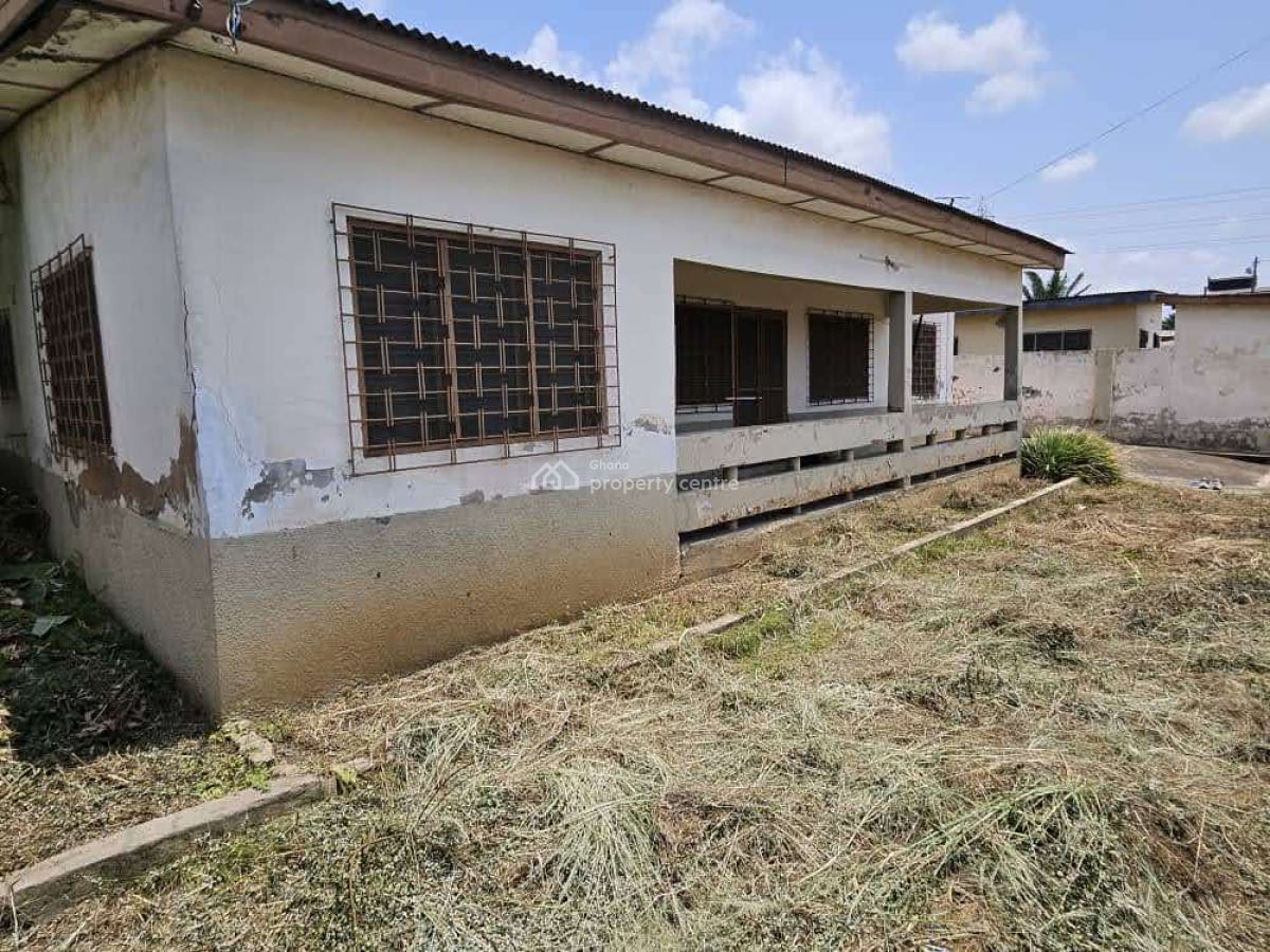 Titled House on One & Half Plots, Abelemkpe, Accra, Detached Bungalow for Sale