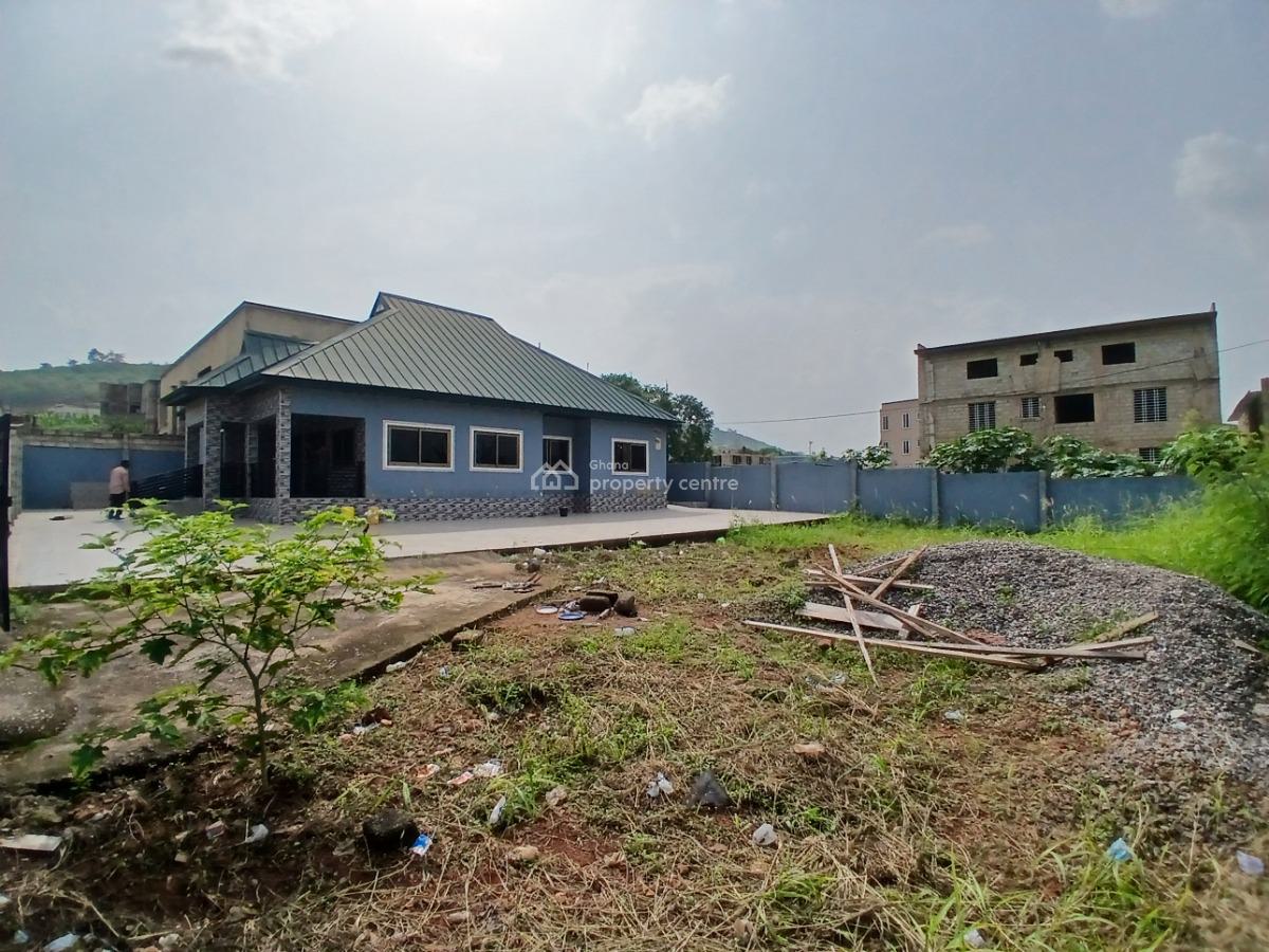 3 Bedroom House on a Full Plot Size Land., Oyibi, Oyibi, Accra, Detached Bungalow for Sale