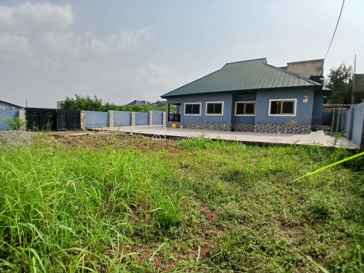 3 Bedroom House on a Full Plot Size Land., Oyibi, Oyibi, Accra, Detached Bungalow for Sale