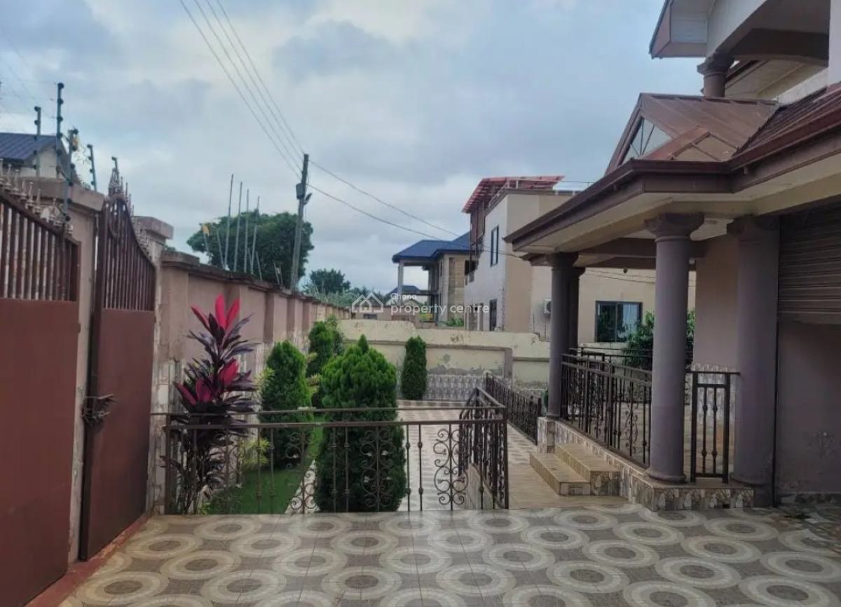 8 Bedrooms, Trede, on Santasi Anwiankwanta Obuasi Road., Kumasi Metropolitan, Ashanti, House for Sale