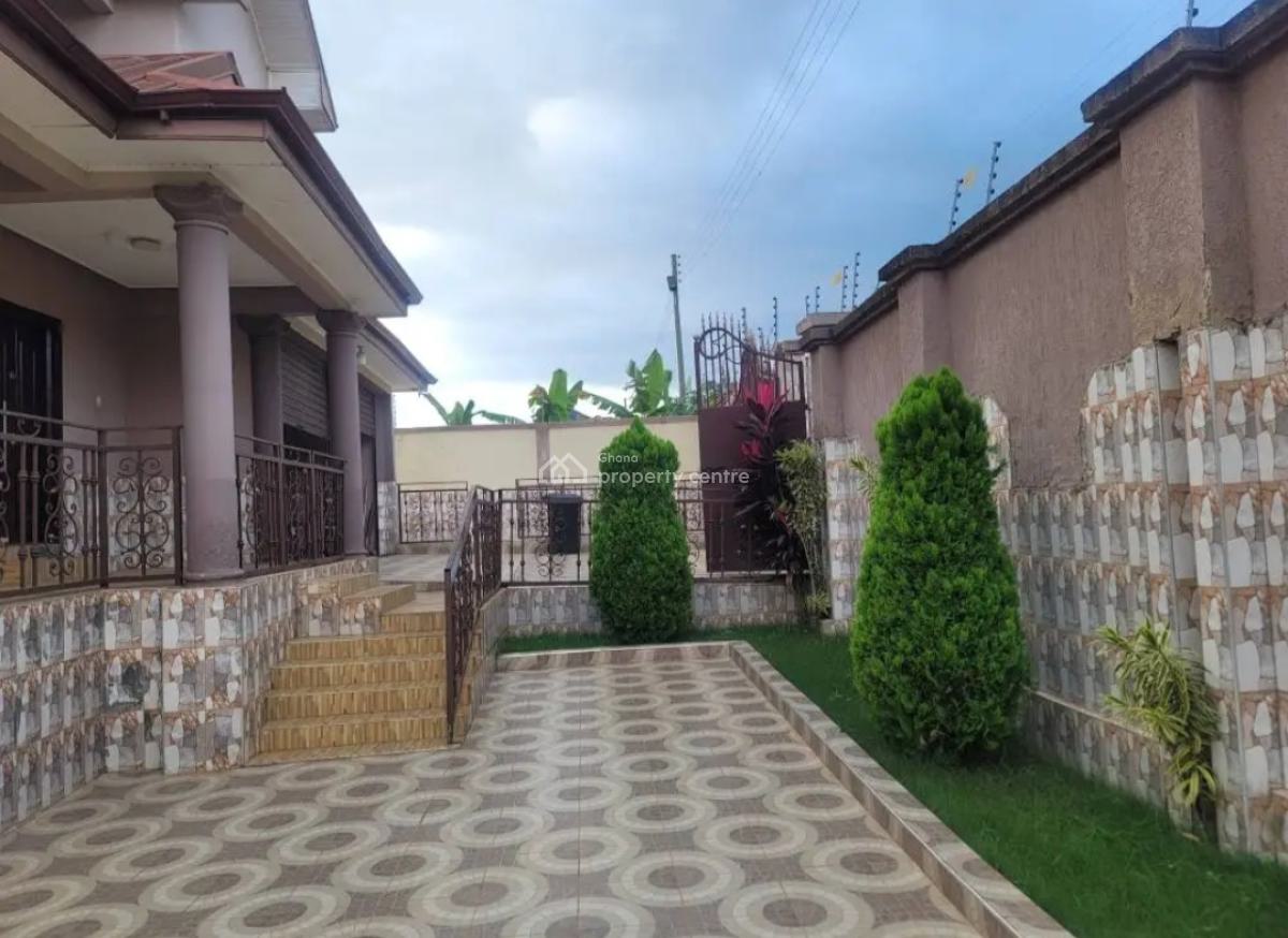 8 Bedrooms, Trede, on Santasi Anwiankwanta Obuasi Road., Kumasi Metropolitan, Ashanti, House for Sale