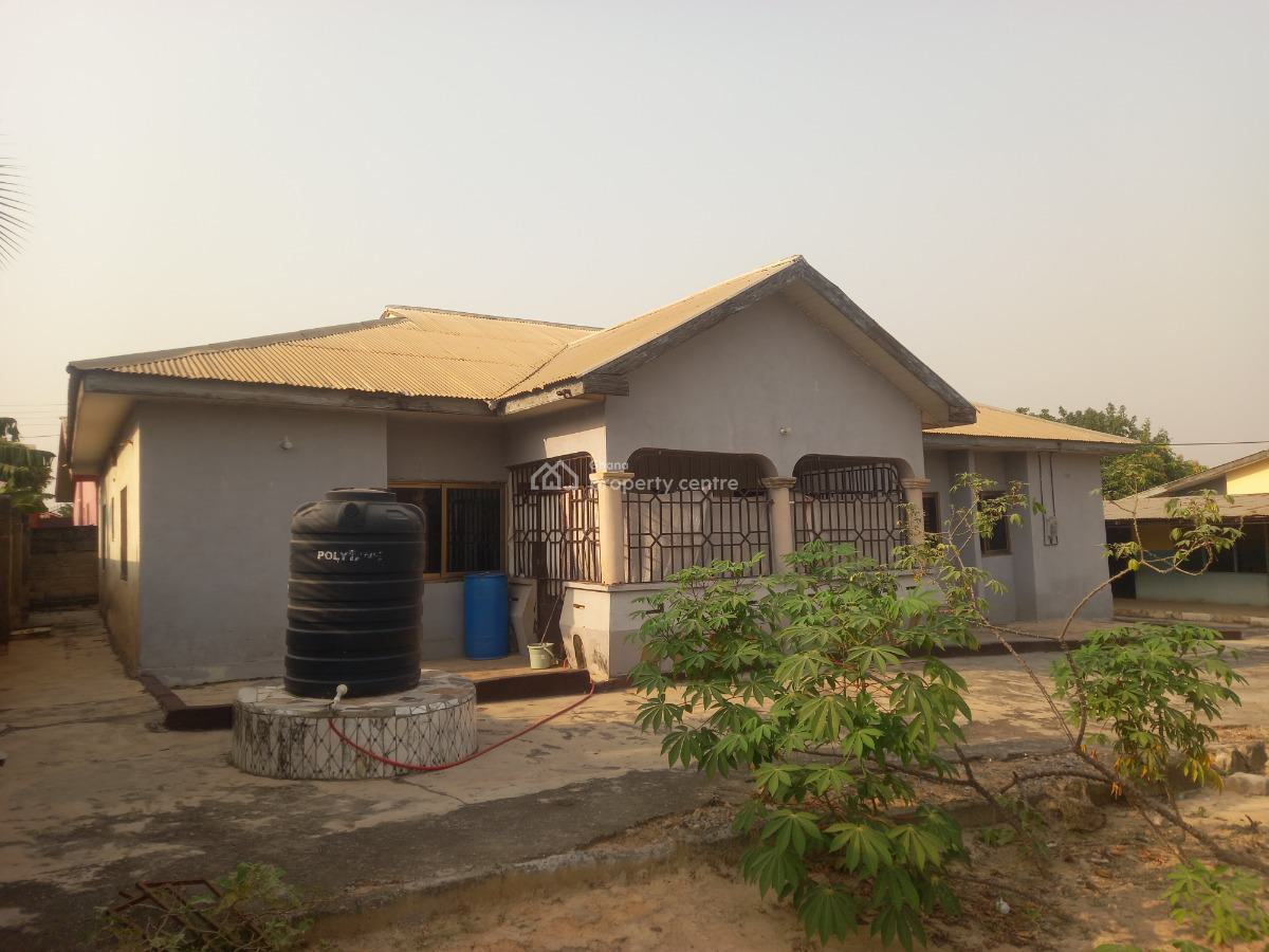 5 Bedrooms   ( Plot Size 100 X 100), Fawoade Bampenase, Near Meduma Pankrono, Kumasi Metropolitan, Ashanti, House for Sale