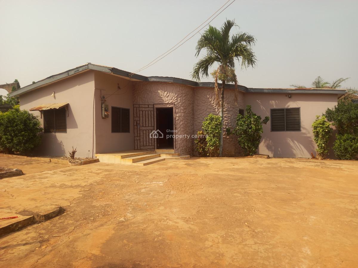 4 Bedrooms ( 2 Minutes Walk From Main Highway), Nkoransa, on Santasi Road., Kumasi Metropolitan, Ashanti, House for Sale