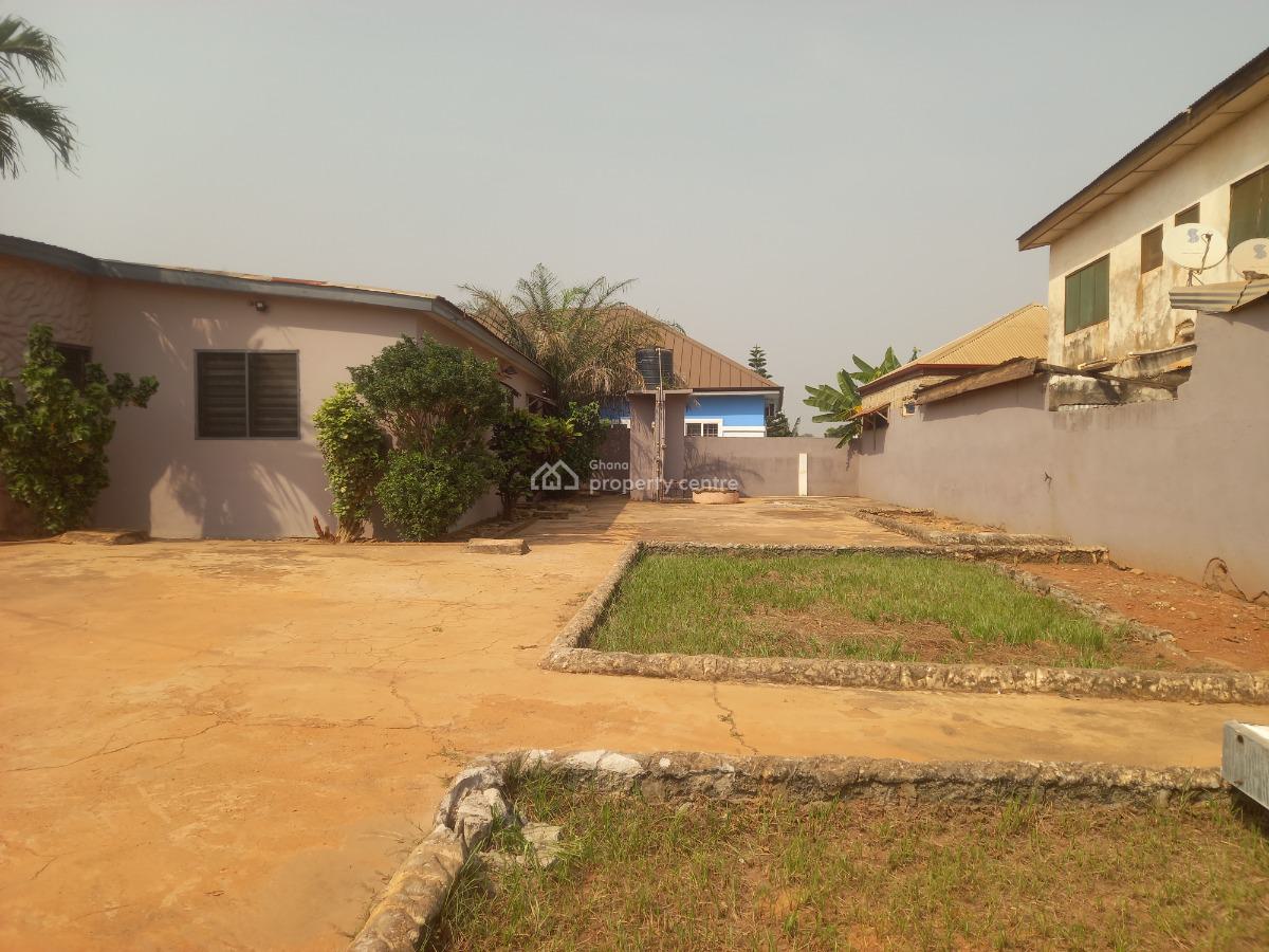 4 Bedrooms ( 2 Minutes Walk From Main Highway), Nkoransa, on Santasi Road., Kumasi Metropolitan, Ashanti, House for Sale