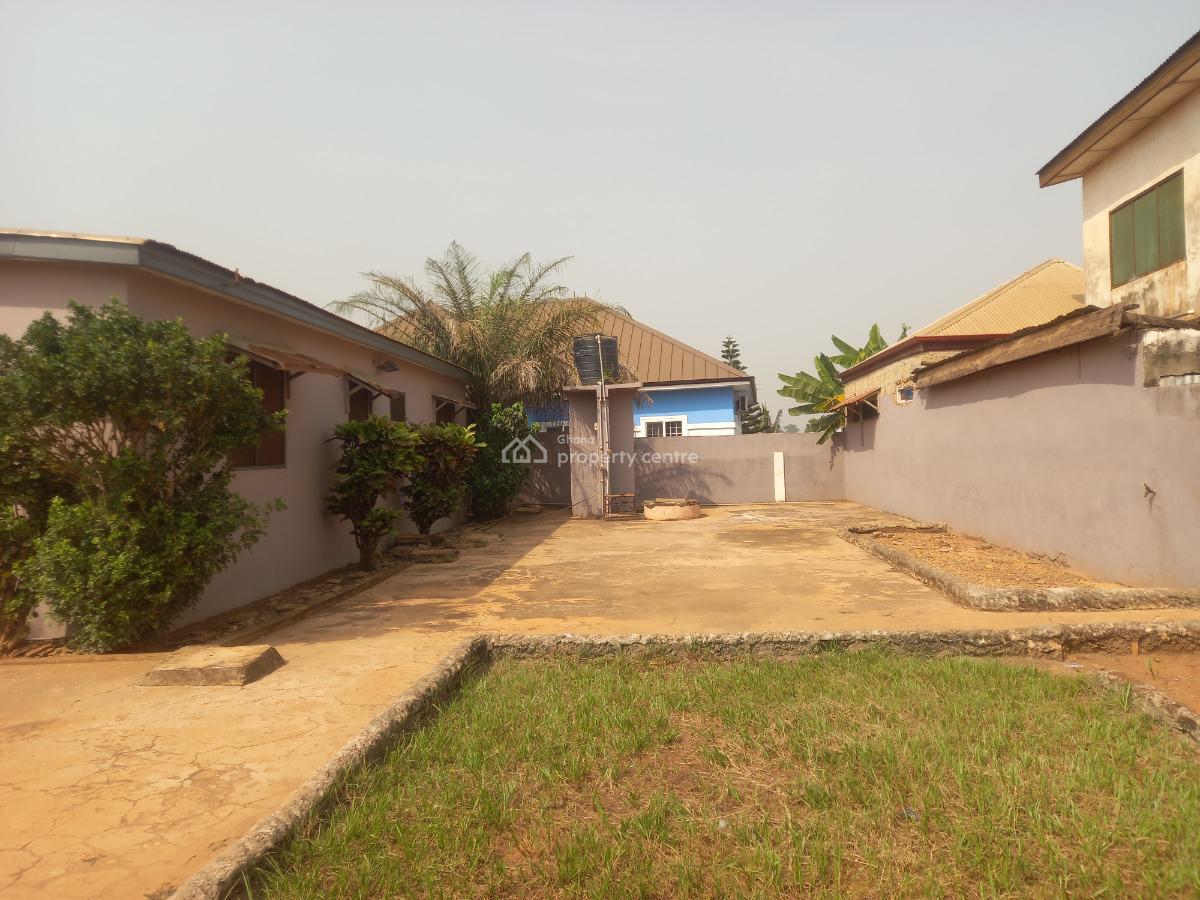 4 Bedrooms ( 2 Minutes Walk From Main Highway), Nkoransa, on Santasi Road., Kumasi Metropolitan, Ashanti, House for Sale