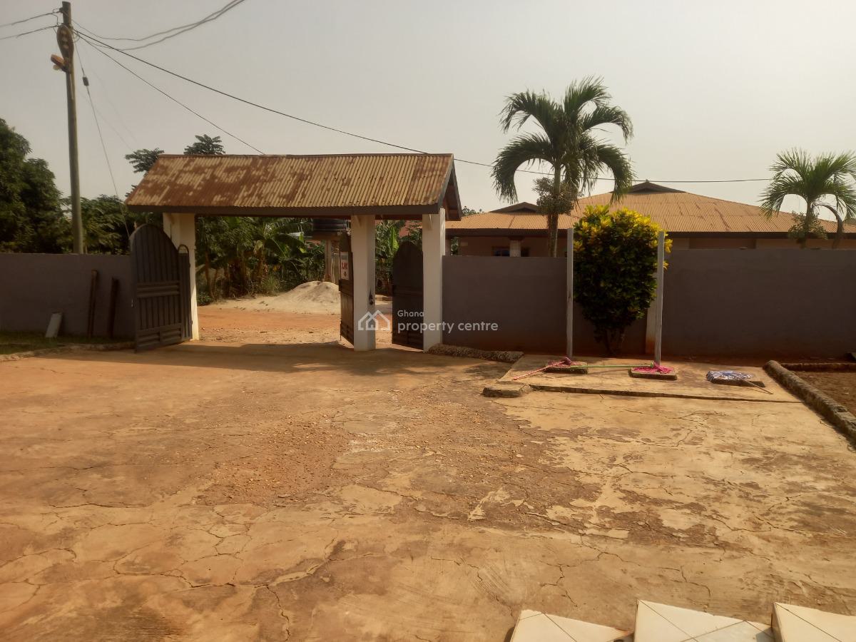 4 Bedrooms ( 2 Minutes Walk From Main Highway), Nkoransa, on Santasi Road., Kumasi Metropolitan, Ashanti, House for Sale
