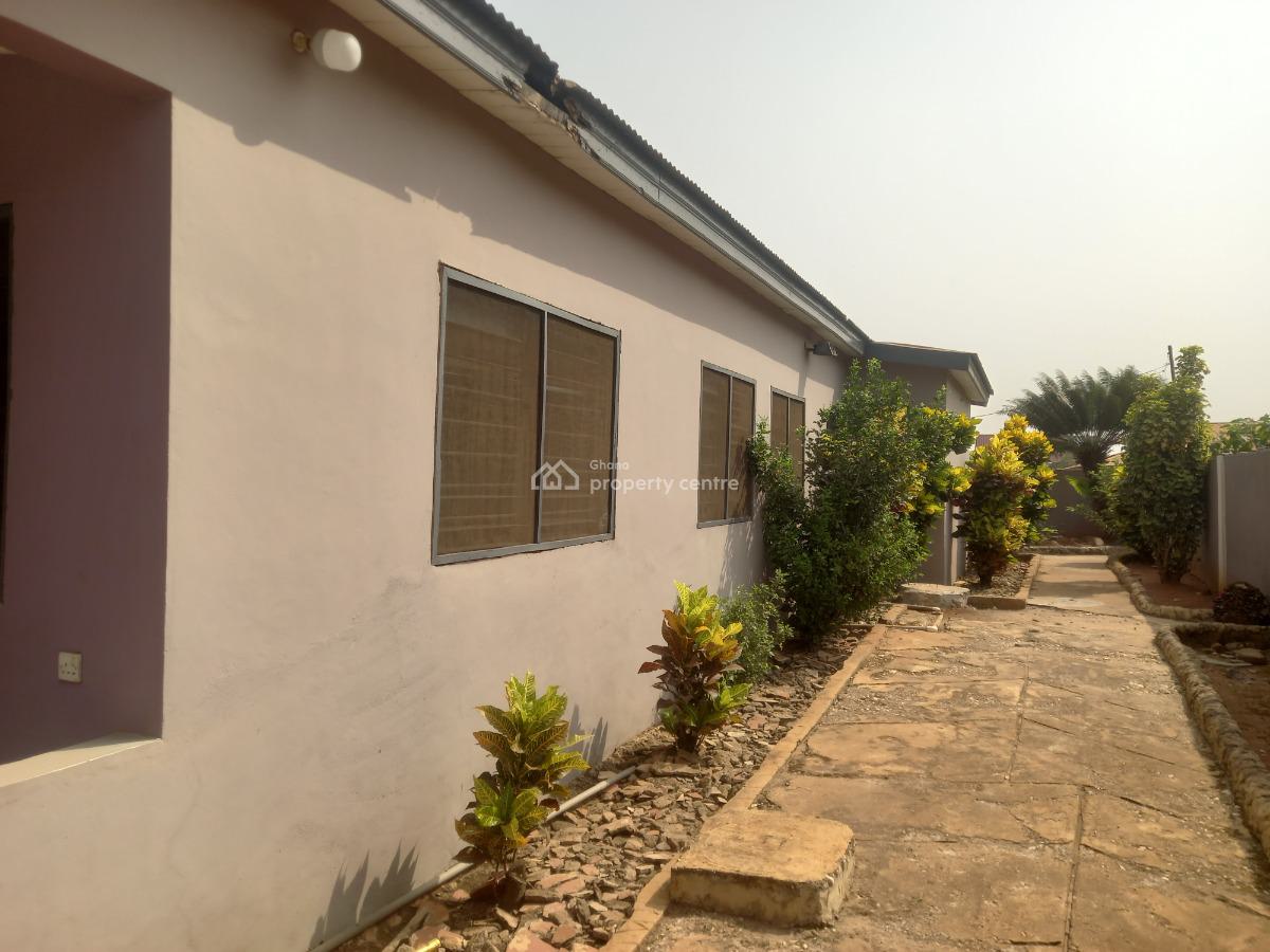 4 Bedrooms ( 2 Minutes Walk From Main Highway), Nkoransa, on Santasi Road., Kumasi Metropolitan, Ashanti, House for Sale