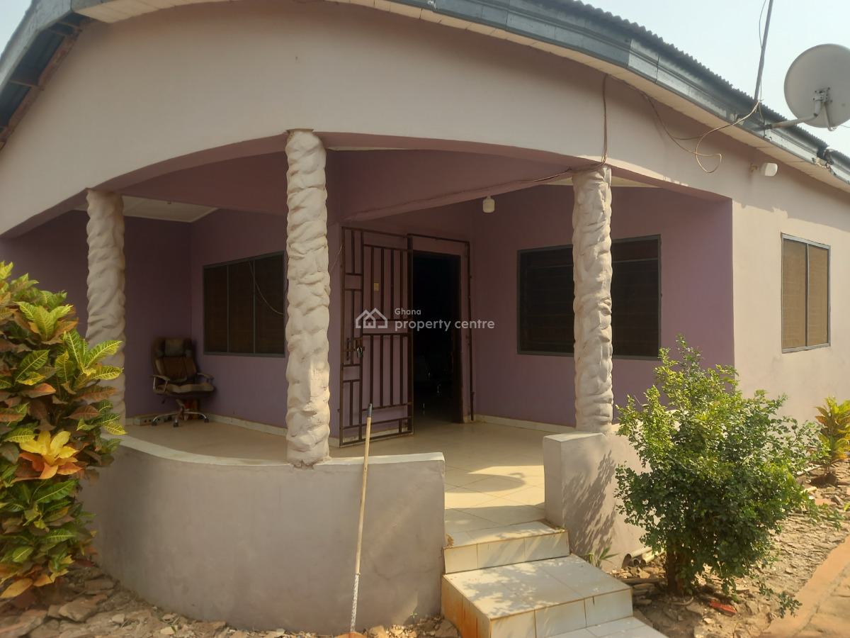 4 Bedrooms ( 2 Minutes Walk From Main Highway), Nkoransa, on Santasi Road., Kumasi Metropolitan, Ashanti, House for Sale
