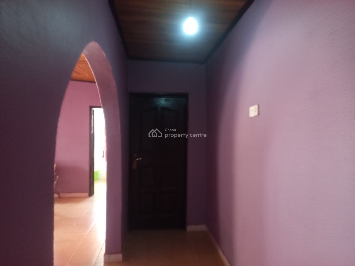 4 Bedrooms ( 2 Minutes Walk From Main Highway), Nkoransa, on Santasi Road., Kumasi Metropolitan, Ashanti, House for Sale