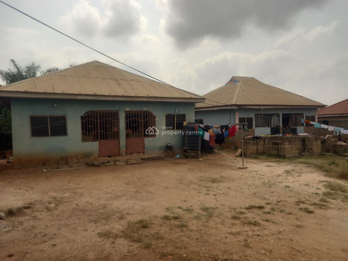 4 Bedrooms    ( 2 Separate Houses), Santasi Trede. on Santasi Anwiankwanta Road, Kumasi Metropolitan, Ashanti, House for Sale